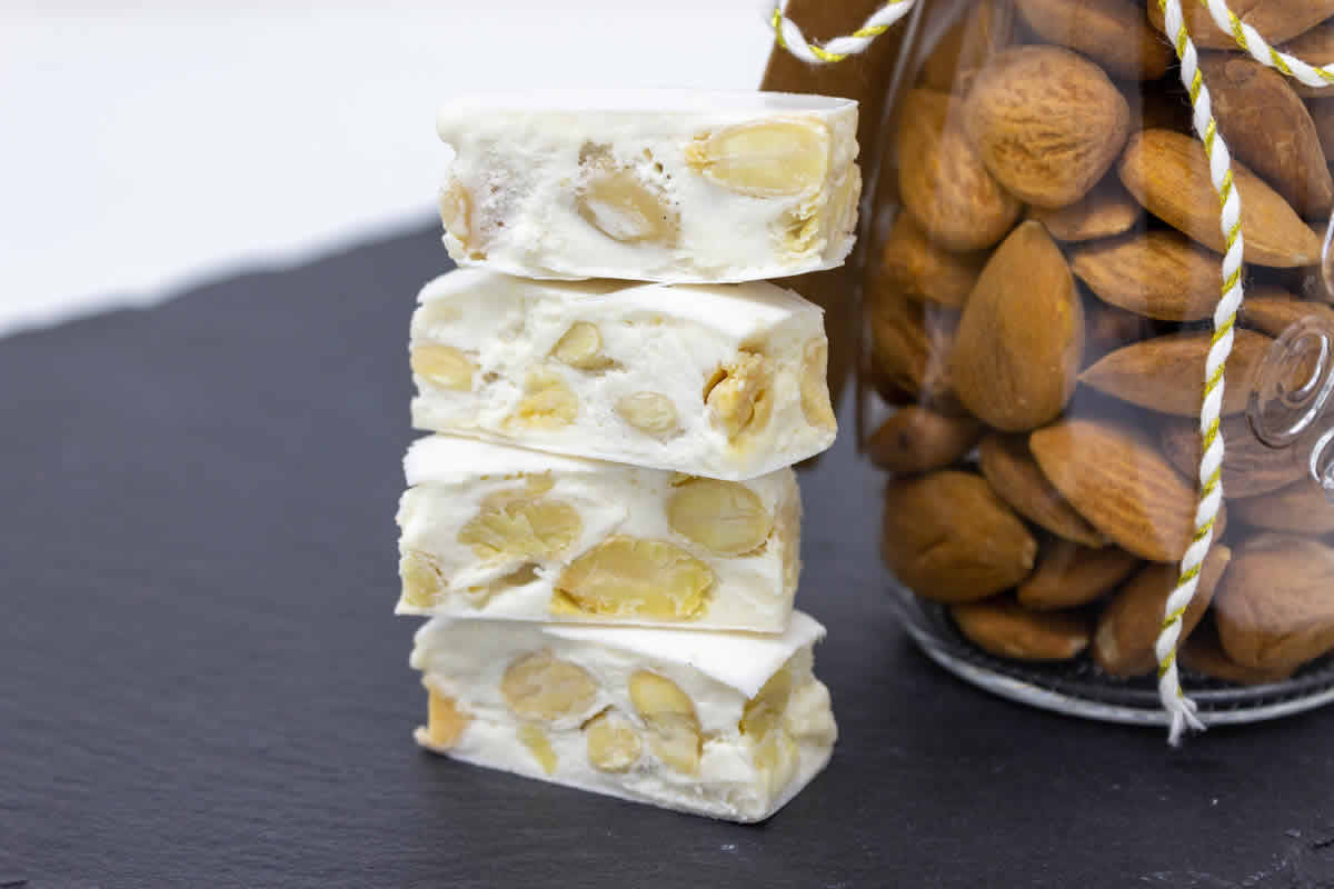 Nougat maison par evelmass. Une recette de fan à retrouver dans la  catégorie Desserts & Confiseries sur , de  Thermomix<sup>®</sup>.