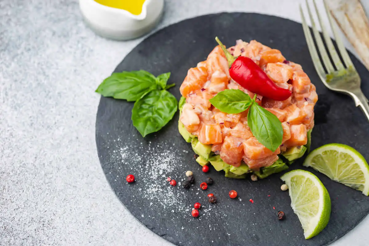 Entrée de Noël : Tartare de saumon à l'avocat, simple et savoureux