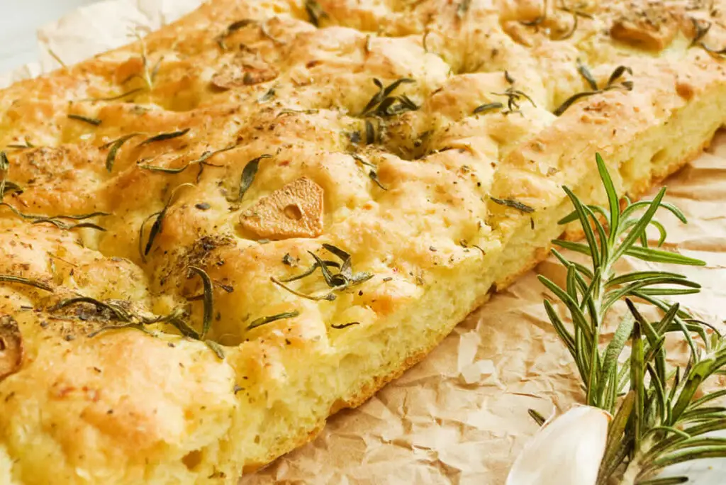 Focaccia aux herbes : Une recette italienne à savourer