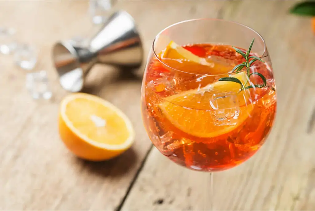 L'Aperol Spritz : Le Cocktail Estival Italien qui Ensoleillera vos Apéritifs