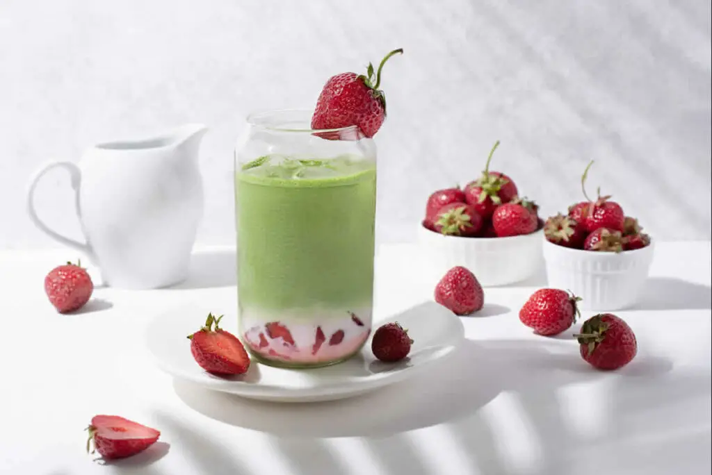 Une boisson tendance : Matcha Fraise, l'Harmonie des Saveurs