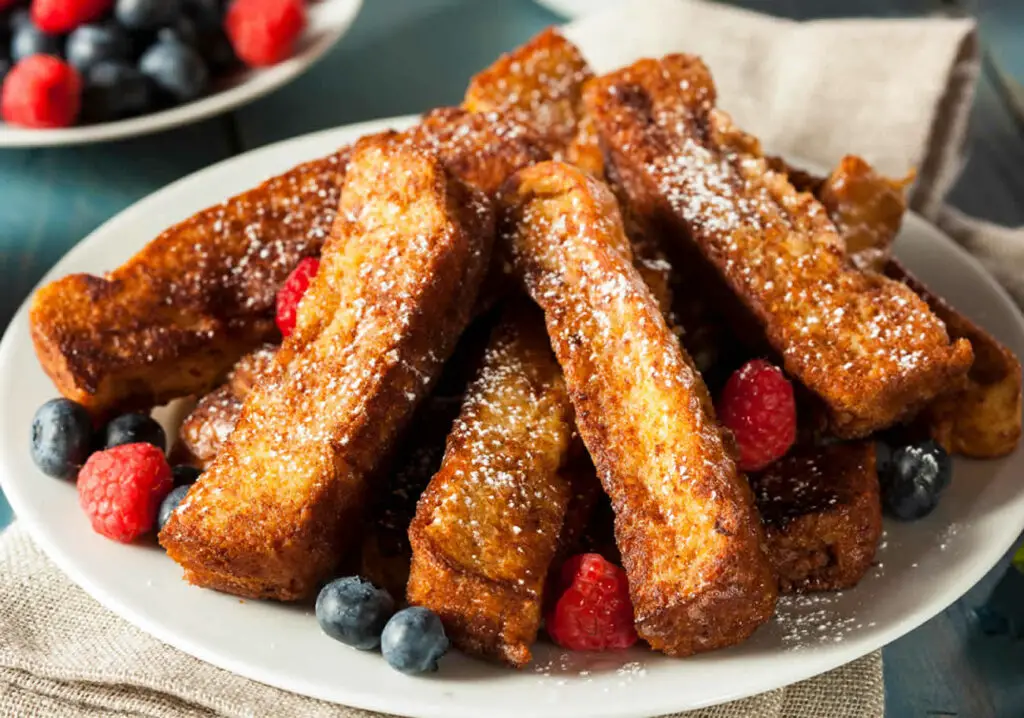 Pain Perdu Croustillant : Le Petit-Déjeuner de Roi qui Sauve vos Vieux Pains !