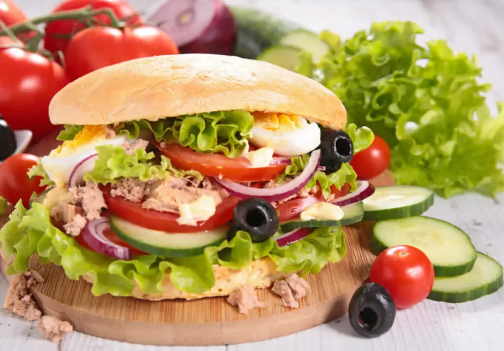 Pan Bagnat Niçois : Le Sandwich Méditerranéen qui Fait Voyager vos Papilles sur la Côte d'Azur !