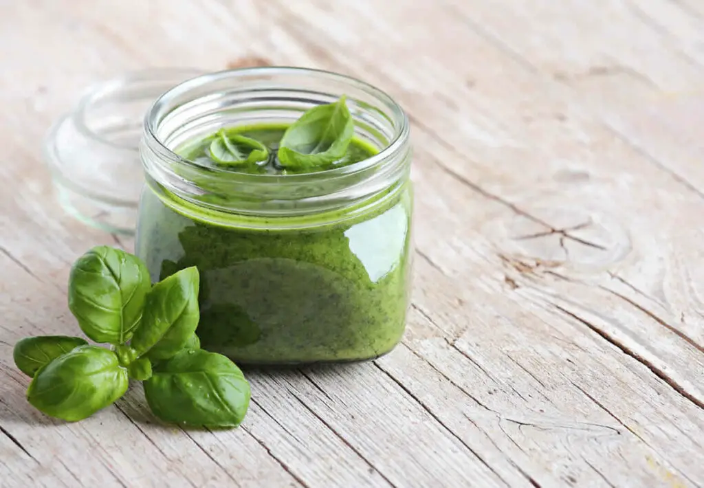 Pesto au basilic maison : Une sauce italienne classique