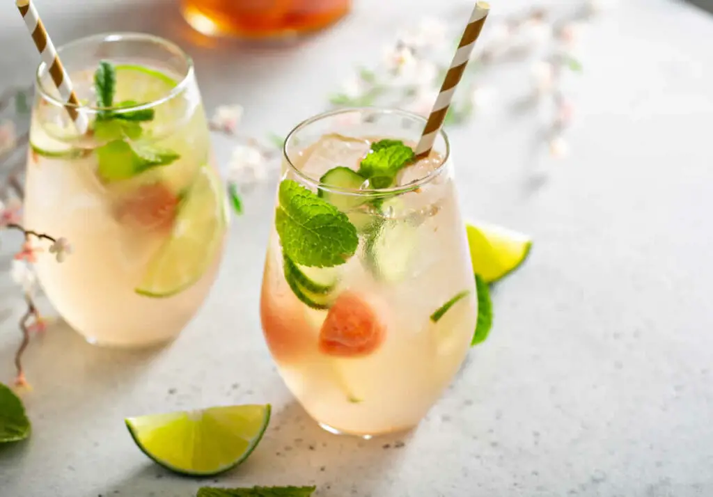 Sangria Blanche Pétillante : Le Cocktail Estival qui Ensoleillera vos Soirées !