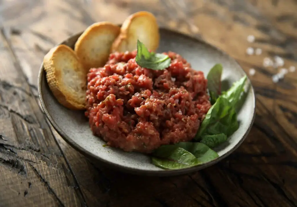 Steak Tartare à la Française : L'Art de Sublimer la Viande Crue comme un Chef Étoilé !