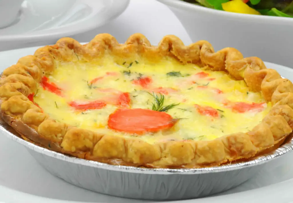 Quiche au Saumon Fumé et aux Tomates : L'Élégance Savoureuse dans votre Assiette