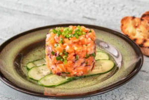 Tartare de Saumon Festif : Une Entrée Raffinée pour Noël